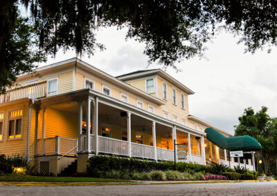 Historic Lakeside Inn